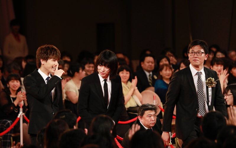 exile_news__'s tweet photo. 岩田剛典&amp;菅田将暉
顔を見合わせ笑顔! 
豪華俳優陣レッドカーペット
#第41回日本アカデミー賞
https://t.co/JKG5idARVn https://t.co/o6ECd5fCT7