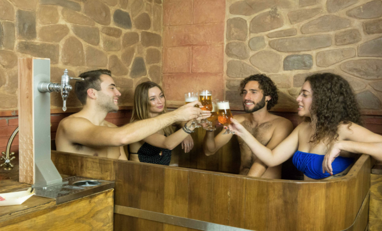 CaraotaDigital's tweet photo. La cebada sube y la gente se relaja en el primer spa de cerveza en #España https://t.co/s2EsZQRJyJ https://t.co/rYPOcE23b4