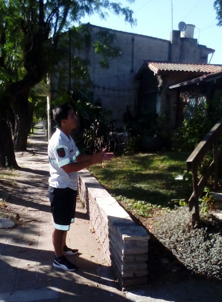 CristianLisera's tweet photo. Nuestros agentes👮‍♂️ recorren las calles 🛣 de Tigre Centro casa por casa🏠, hablamos con los vecinos sobre los nuevos sentidos de circulación🚫⚠️⛔ En Tigre pensamos en vos, seguimos trabajando en tu SEGURIDAD.🚨🤚 #TransitoTigre #COT #COT10Años https://t.co/EKAsMBswiU