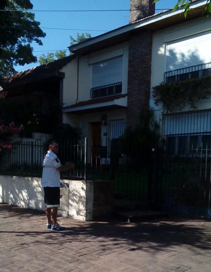 CristianLisera's tweet photo. Nuestros agentes👮‍♂️ recorren las calles 🛣 de Tigre Centro casa por casa🏠, hablamos con los vecinos sobre los nuevos sentidos de circulación🚫⚠️⛔ En Tigre pensamos en vos, seguimos trabajando en tu SEGURIDAD.🚨🤚 #TransitoTigre #COT #COT10Años https://t.co/EKAsMBswiU