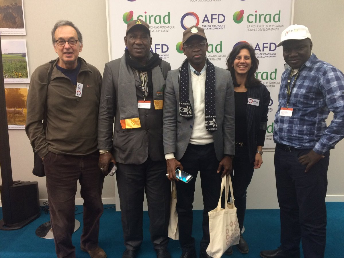 ahofmann_afd's tweet photo. Réunion en marge du #SIA2018 entre l’@AFD_France, la SAED, le CIRiz et l’interprofession Oignons du #Senegal sur la #ValleeDuFleuve et les filières #MondeEnCommun https://t.co/64JGTb5UTs