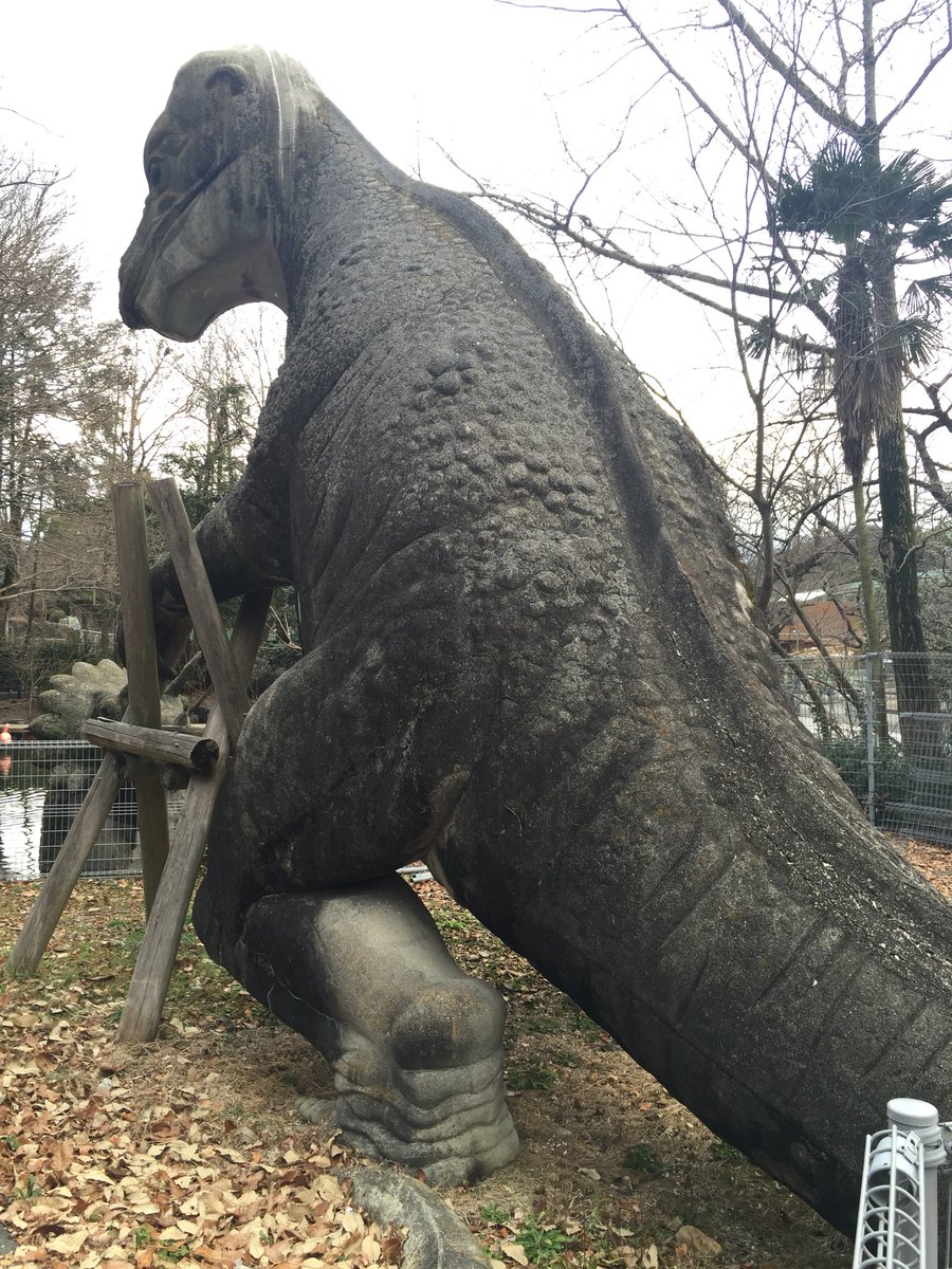 つるま 昭和初期の名古屋でコンクリート像といえば忘れてはいけないのが 東山動物園の恐竜像 昭和13年に作られたこれらの像は近年修復された 同じ戦前コンクリート像でも 由来がわからなくなっている仏像に比べその価値が認識されはじめている