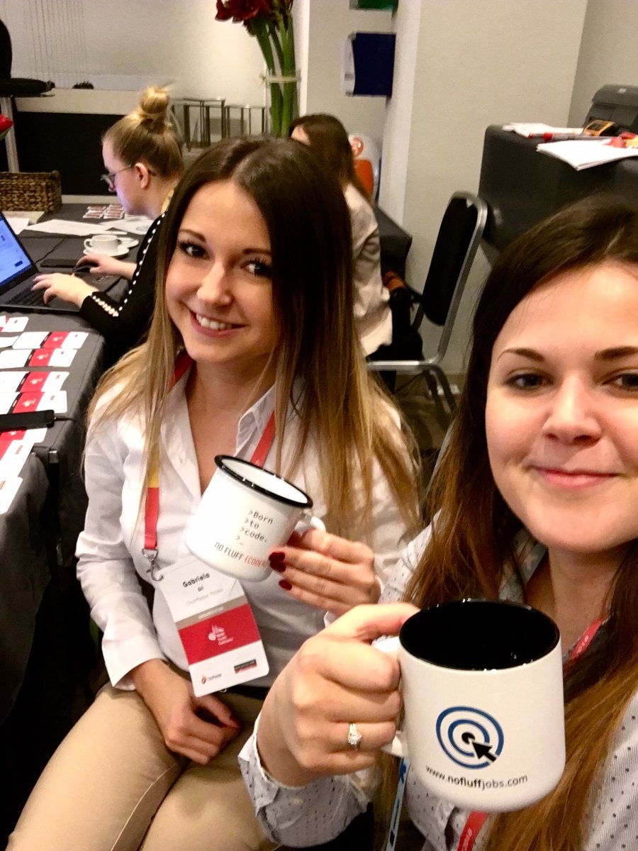 Dziewczyny z <a href="/MobileTrendsPL/">Mobile Trends</a> polecają kubki <a href="/nofluffcoder/">nofluffcoder</a> i <a href="/nofluffjobs/">nofluffjobs</a> :) #MTC2018 #mobiletrendspl #mobiletrends #mugs #conference #mobile #kraków #cracow
