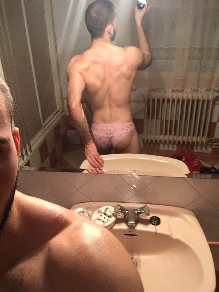 luismazuecos's tweet photo. Ayer me gritaron “maricón” por subir una foto en bragas. Pues hoy vuelvo a subir otra y sí, soy maricón. https://t.co/ask6gf2nsa