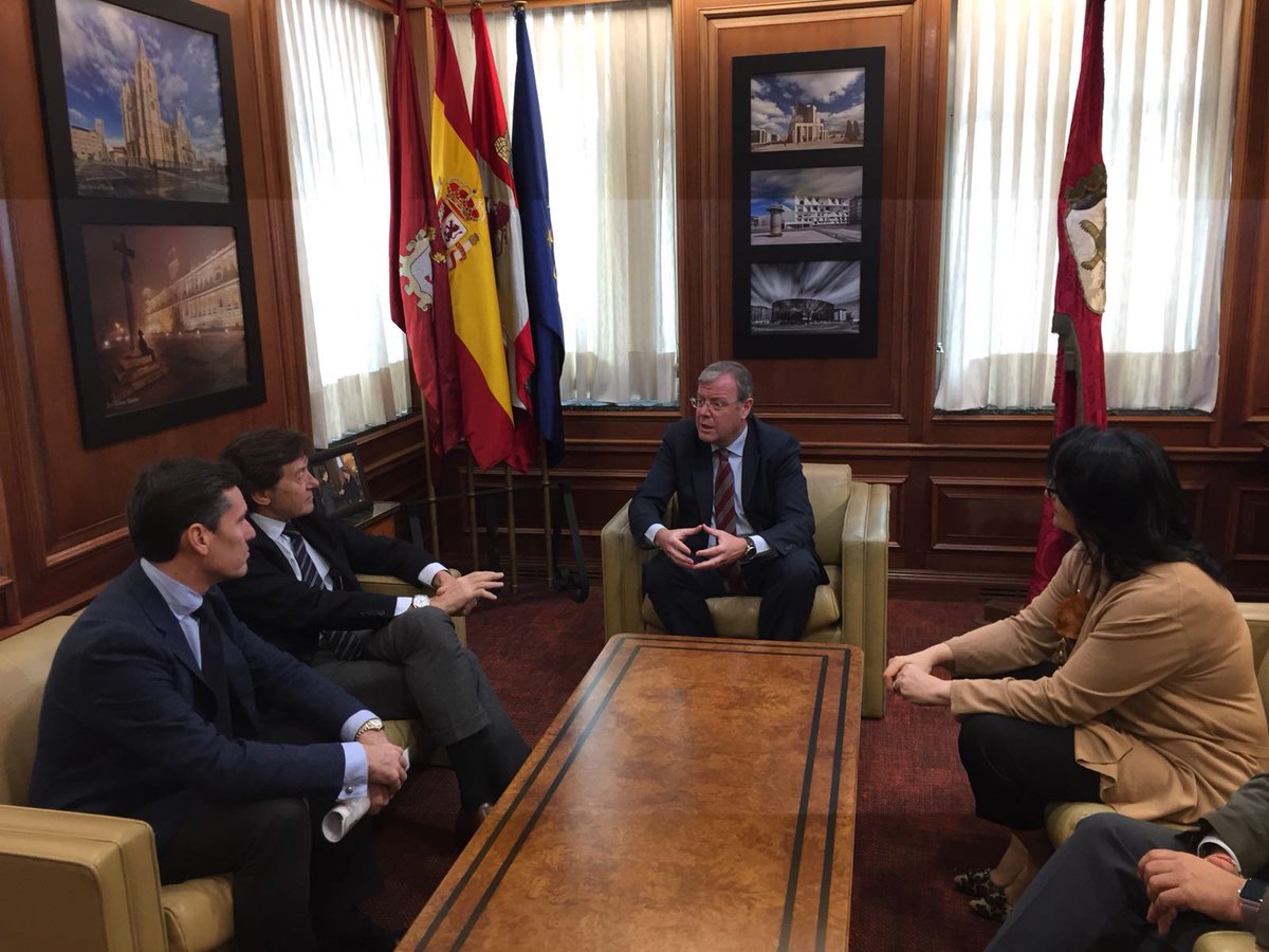 deportegob's tweet photo. Reunión de trabajo de José Ramón Lete en el @LeonAyto con el alcalde @AntonioSilvan_,  la subdelegada del Gobierno de León María Teresa Mata Sierra y Carlos Gascón, subdirector general de Alta Competición del @deportegob https://t.co/jnqR45Sd30