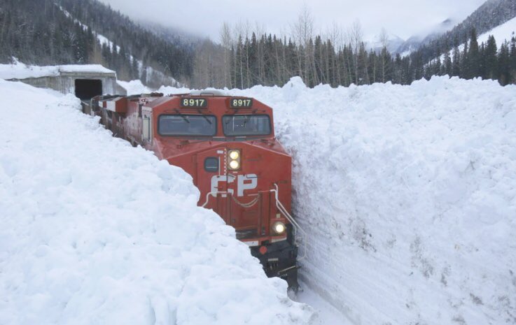 aaalmondtree's tweet photo. @joshrobbins96 @BBCBreaking Call in the Canadians for help. This is how they deal with a bit of snow on the tracks https://t.co/anWgbvjz7x