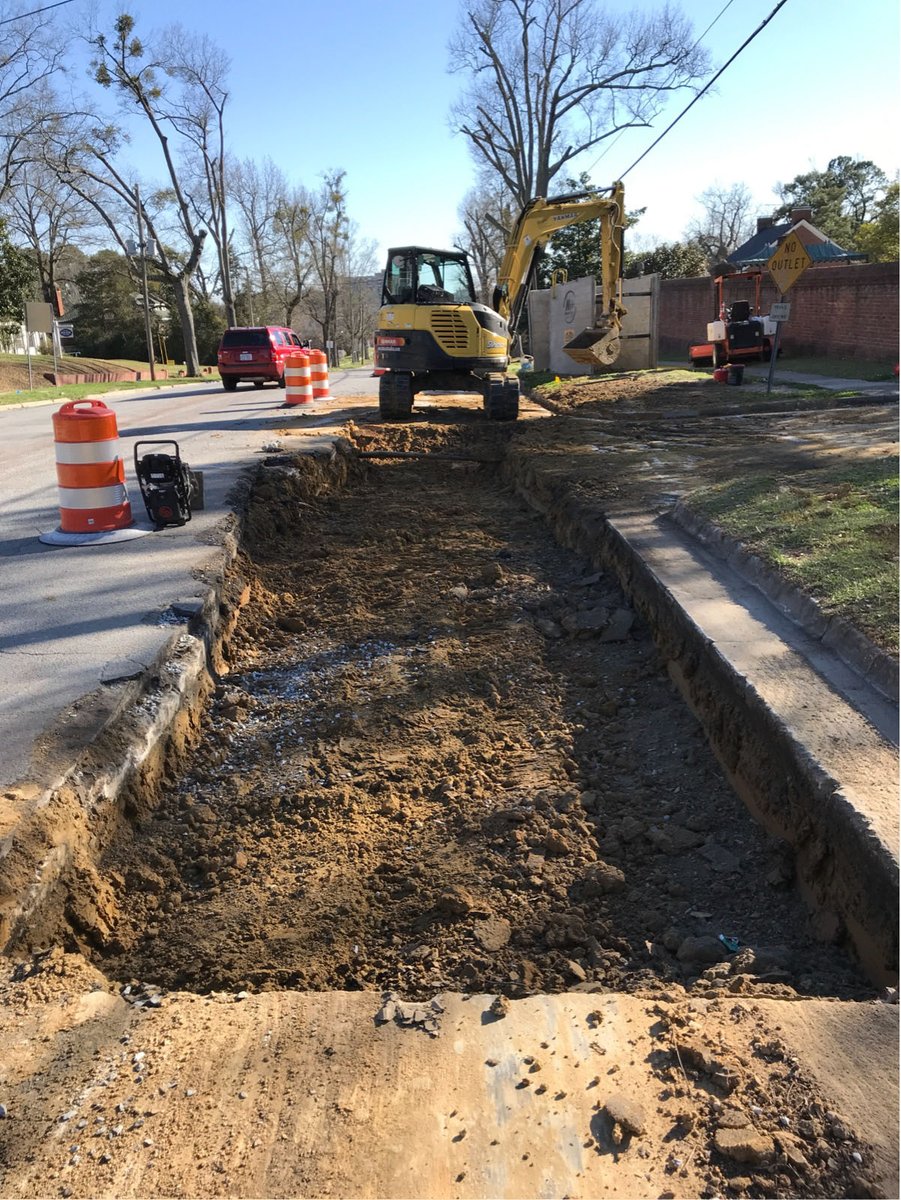 🚧 Expect lane closures and possible traffic delays on Queen St between Daniels St &amp; Plaza Blvd through next week as Contractors for the City work on installing new sewer lines.