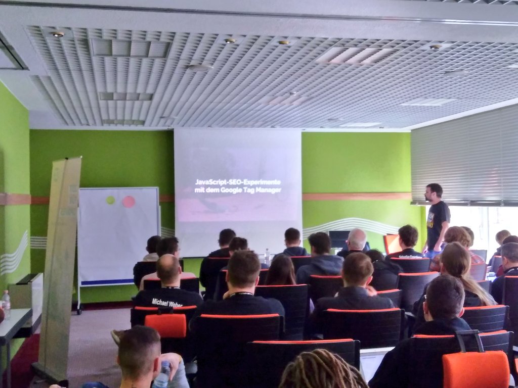 mindbreak's tweet photo. Guter Vortrag über Javascript SEO mit dem Google Tag Manager @rebelytics #campixx https://t.co/rGnXDwS9Wq