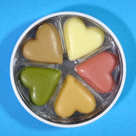 中身は６色のチョコ