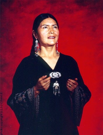 ¡Viernes de música en <a href="/mujeres_radio/">Mujeres</a>! Hoy con una edición dedicada a la vida y canciones de la compositora, autora y cantante quechua boliviana, Luzmila Carpio <a href="/luzmilacarpio/">Luzmila Carpio</a> / 94.5 FM, 124 AM y online radiousach.cl