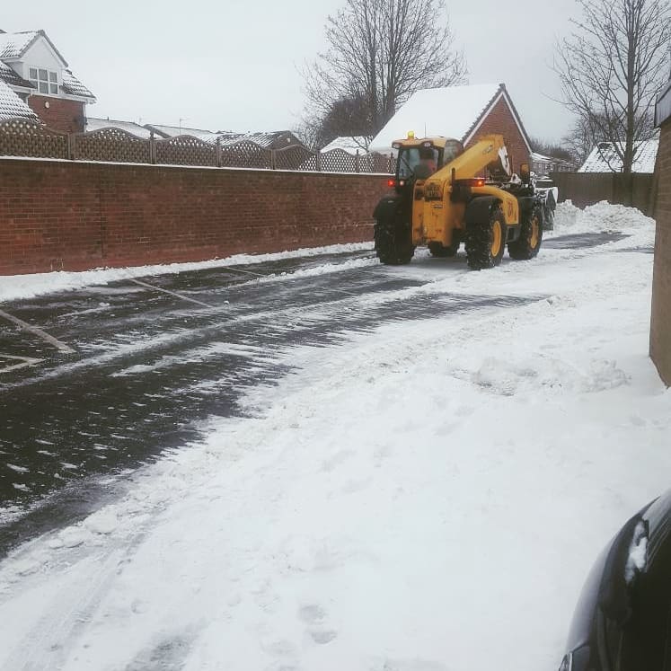 BrawnsDen's tweet photo. Countryside pub perks !!!....farmer is a friend
#clear car park  😊
@BrawnsDen 
@Farmers 
@Admiral_Taverns 
@caskmarque
@CAMRADurham https://t.co/UKyQ3ksM5w