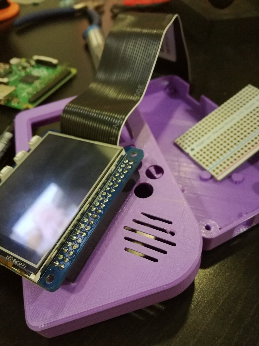 celine_souliers's tweet photo. #fablab #friday @incubateur_BdM ça avance ! Des belles soudures et une découpe parfaite 😀 merci @Devisubox_fr_FR pour l'aide apportée et le partage de connaissances #pigrrl #adafruit #polemediaBDM https://t.co/mwMfvqIKmm