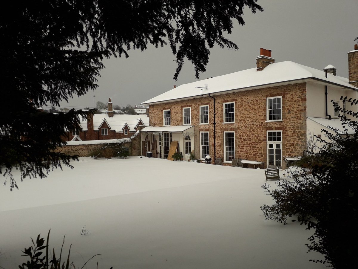 JanDSwan's tweet photo. It's a long while since we've had this amount of white stuff in Somerset. https://t.co/QN6iQkyxPa