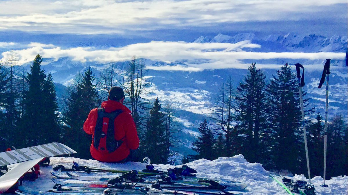conyony's tweet photo. Live life on the edge 👌🎿⛷❄️ #chamonix #skiing @SalomonSports @oakley @Trespass @patagonia @thenorthface @GoPro @crystalski @easyJet https://t.co/jZ5V8u1tmx