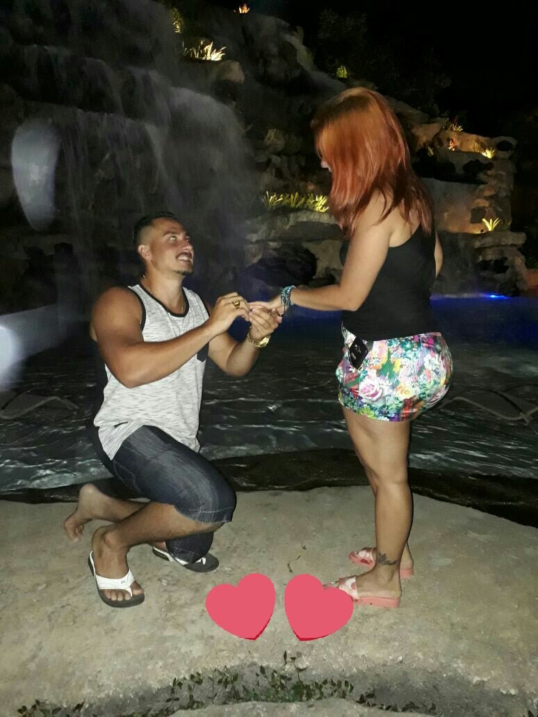 Deboraporto25's tweet photo. Teve pedido Sim!
Meu grande amor .... 12 aninhos juntos .! https://t.co/mDktaP9kr0