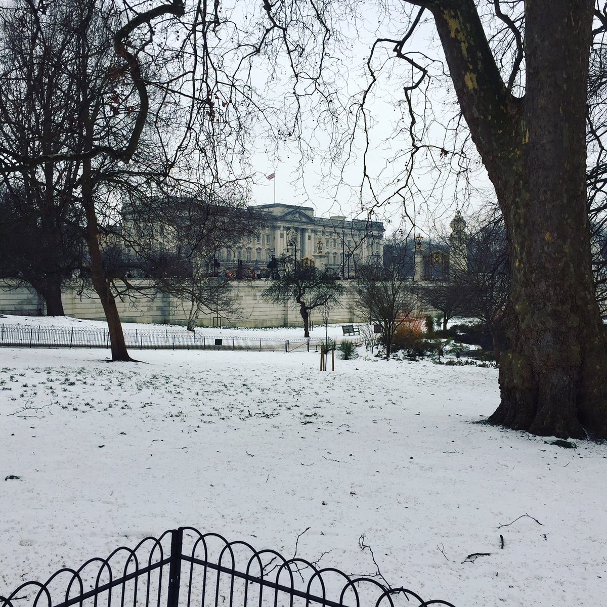 VDSUK's tweet photo. Despite the weather, our dedicated team are still out and about in Central London talking all things #Spirits. With @PiratesGrog @DomusGrappa @ThompsonSpirits @SliabhLiagDistl @RonAguere @Ramsburydistil #Gin #Vodka #Rum #Whiskey #Grappa #London #BuckinghamPalace https://t.co/hm95H9ISA1