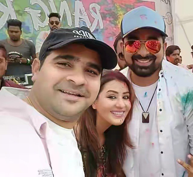 MalaGupta007's tweet photo. Happy holi!
Rangrasiya event @ShindeShilpaS celebrating holi with @ShindeAshutosh #bhaiya &amp; @RannvijaySingha...😍😘😍😘😍😘
#ShilpaShinde  #Shilpashindefans #ShilpaFam #ShilpaFans #Shilpians https://t.co/jWcTv8WqL7
