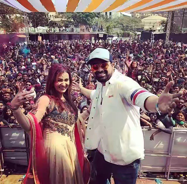MalaGupta007's tweet photo. Happy holi!
Rangrasiya event @ShindeShilpaS celebrating holi with @ShindeAshutosh #bhaiya &amp; @RannvijaySingha...😍😘😍😘😍😘
#ShilpaShinde  #Shilpashindefans #ShilpaFam #ShilpaFans #Shilpians https://t.co/jWcTv8WqL7