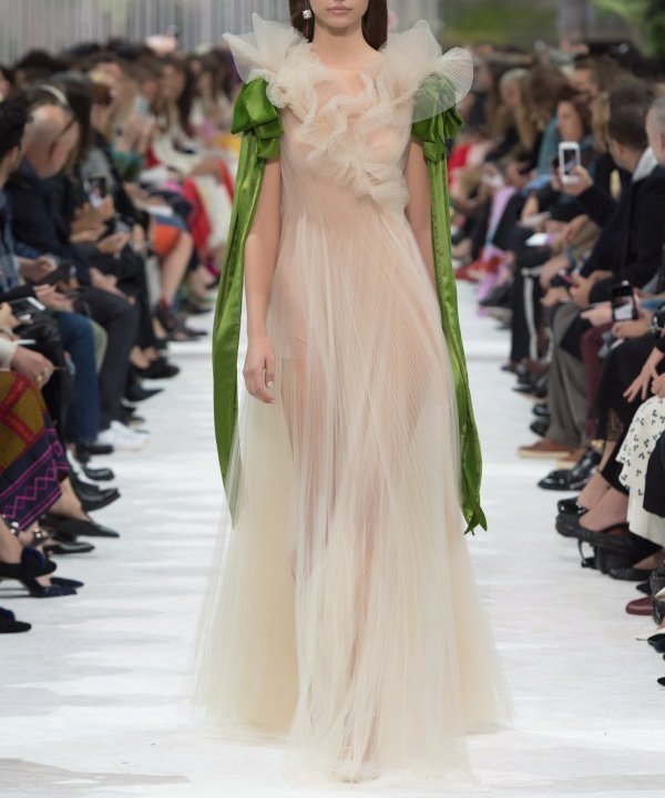 衣装速報 18 3 2の 第41回日本アカデミー賞授賞式 で 宮沢りえ さんが着用していた衣装が見つかりました ふんわりとした肩のフリルが美しい ロングワンピースです 詳細はこちら T Co S2qvjop0bc