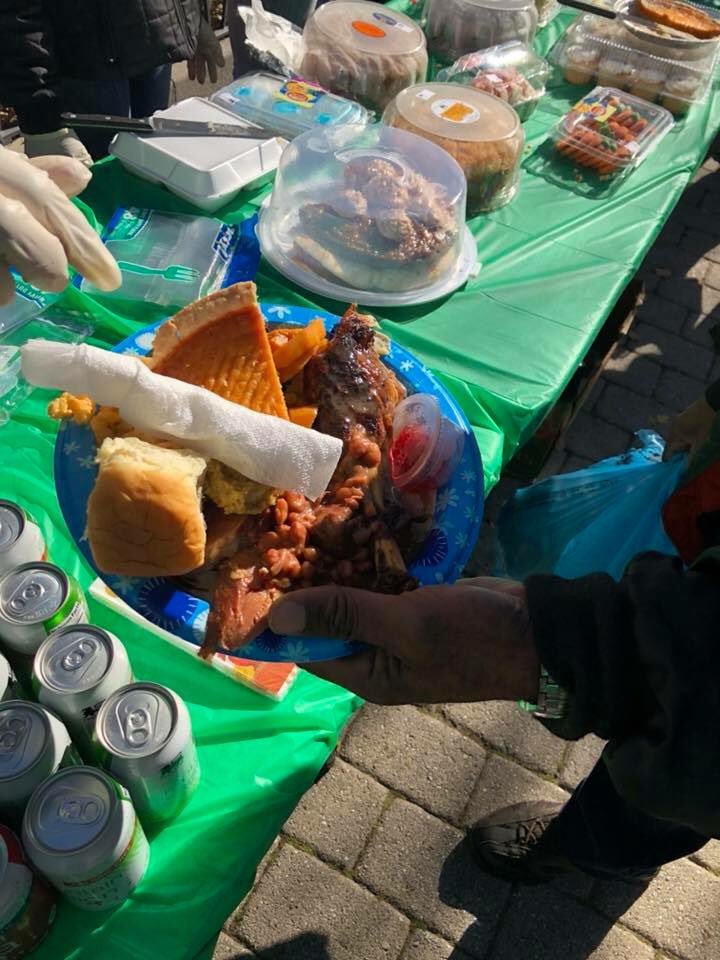 AshBenton's tweet photo. #HungerAdvocate #Greensboro #GTHH Providing meals to the homeless, and poverty stricken families... #BeTheChange you want to see in the world!!! ππΎπππ@GTHelpingHands https://t.co/zfgcq9bUDO https://t.co/Mwux3bctKf