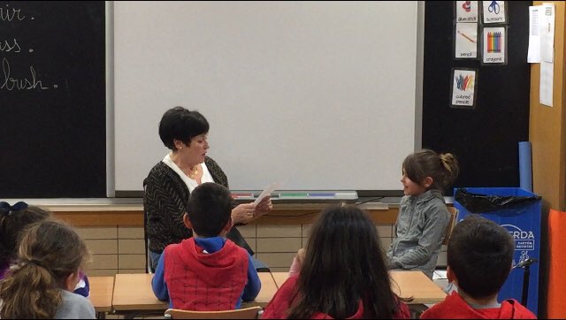 CeipMargaritaSa's tweet photo. 📖 Hoy #Leescribo en el aula de #segundo , los alumnos leen sus descripciones a sus padres y abuelos y ellos nos regalan sus descripciones con preciosos momentos de #emoción #ProyectoLeescribo @educacyl @Hoy_Libro @AmpaMargarita @EOE2Valladolid https://t.co/UZgXPoTIOh