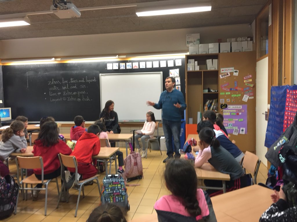 CeipMargaritaSa's tweet photo. 📖 Hoy #Leescribo en el aula de #segundo , los alumnos leen sus descripciones a sus padres y abuelos y ellos nos regalan sus descripciones con preciosos momentos de #emoción #ProyectoLeescribo @educacyl @Hoy_Libro @AmpaMargarita @EOE2Valladolid https://t.co/UZgXPoTIOh