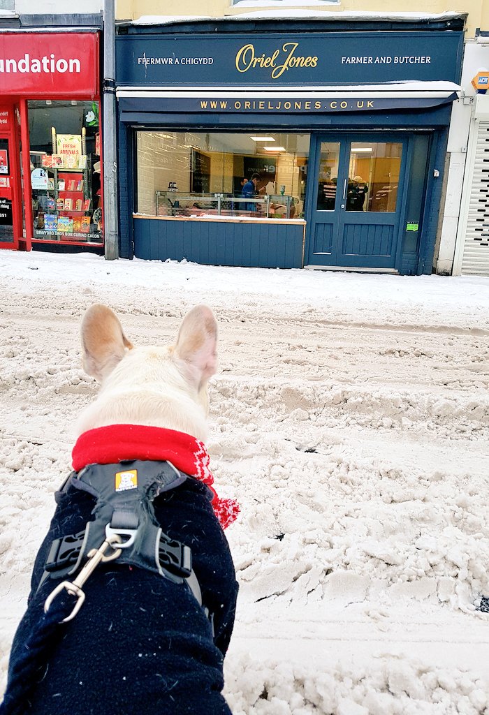 becci_mc's tweet image. The legends that are @OrielJonesLtd keeping us going whatever the weather 👊🏻☃❄ #BeastFromTheEast #SnowProblem #Cardiff