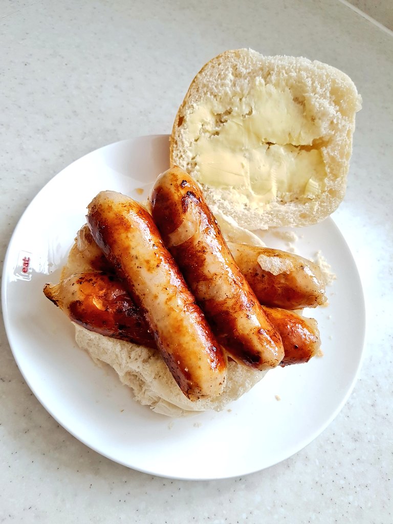 becci_mc's tweet image. The legends that are @OrielJonesLtd keeping us going whatever the weather 👊🏻☃❄ #BeastFromTheEast #SnowProblem #Cardiff