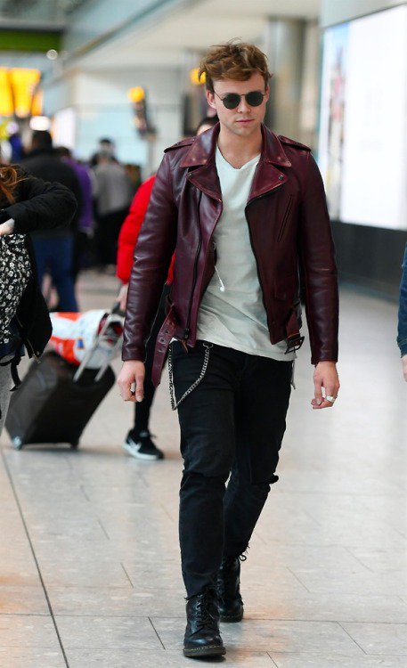 ID5SOSFAMS's tweet photo. 5SOS arriving in London - February 28, 2018

( hotdamn5sos ) https://t.co/XNhVLyOSDC