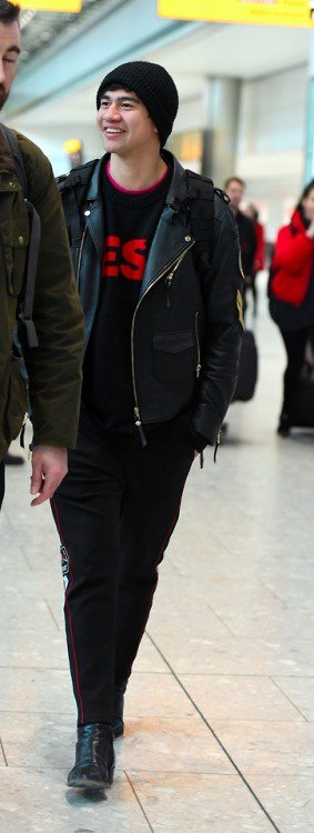 ID5SOSFAMS's tweet photo. 5SOS arriving in London - February 28, 2018

( hotdamn5sos ) https://t.co/XNhVLyOSDC