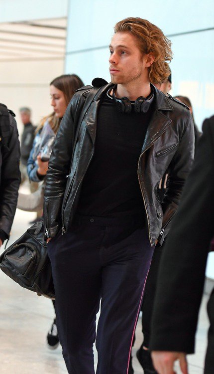 ID5SOSFAMS's tweet photo. 5SOS arriving in London - February 28, 2018

( hotdamn5sos ) https://t.co/XNhVLyOSDC