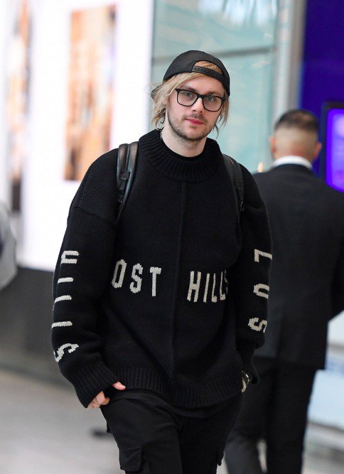 ID5SOSFAMS's tweet photo. 5SOS arriving in London - February 28, 2018

( hotdamn5sos ) https://t.co/XNhVLyOSDC