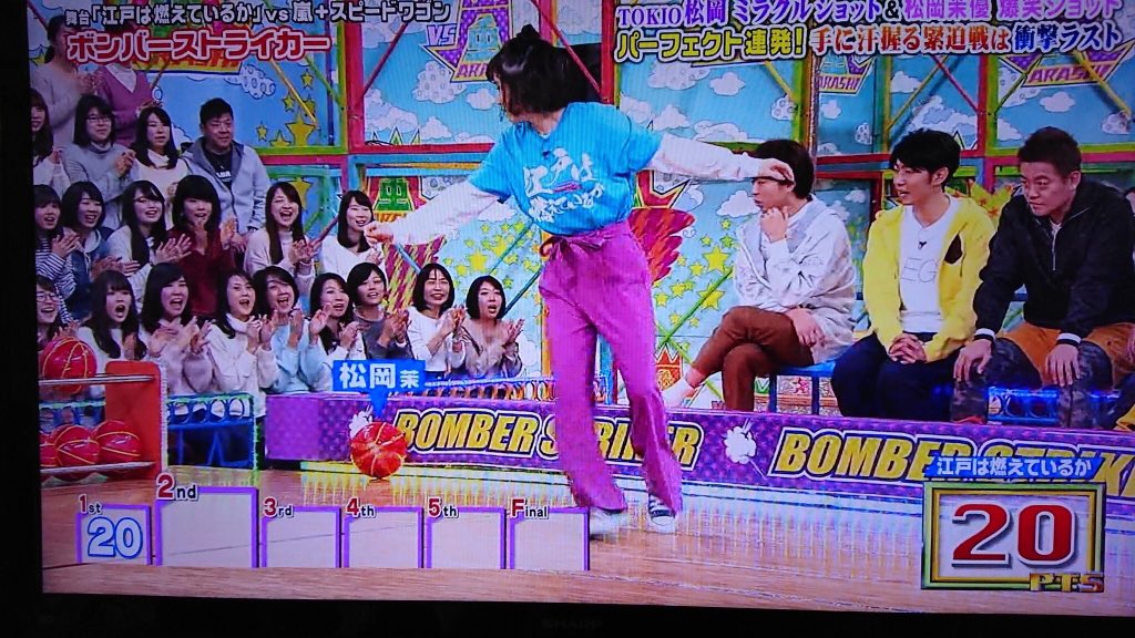 moritoci's tweet photo. ボウリングを後ろに投げるという推し鞘師里保と同じミスを犯す松岡茉優(笑) https://t.co/1FonZmryn1