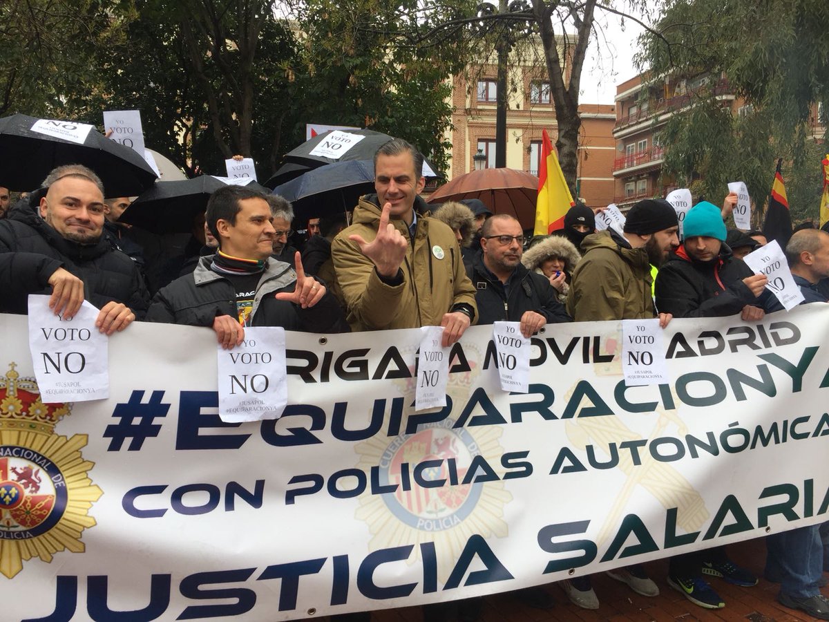 madrid_vox's tweet photo. 📢 @Ortega_Smith hoy en Carabanchel con @jusapol 👉 "Vuestra dignidad salarial no la van a defender los sindicatos, la conseguiréis vosotros en las calles" #ProhibidoRendirse

📣 Ahora más que nunca #EquiparacionYa 💪 https://t.co/61MIHI6gES