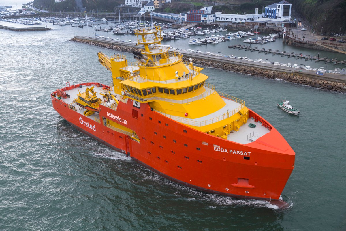 OrstedUK's tweet photo. Check out our new service operation vessel (SOV) for Race Bank!! 👀 It can stay offshore for 28 days at a time with our team of technicians and will dock in and out of #Grimsby https://t.co/wRcmHelmwE https://t.co/l7WDb3wHrx