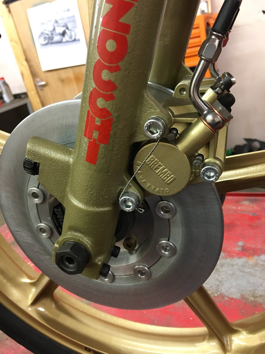 Jimwhit69's tweet image. Completely done . . Not fired up yet and I’ve guessed a bit on the disc valve timing . . But it’s got compression, fuel and sparks . . So summat will happen !