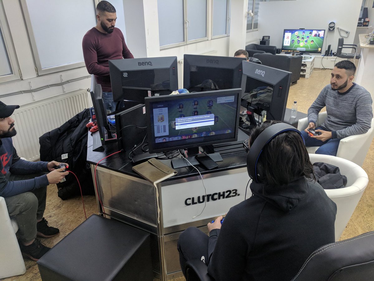 clutchunited's tweet photo. It's Friday, it's #FIFA18, it's #weekendleague time - business as usual in der Clutch23.Arena. Full house am octagon, neue Talente in der Kurve &amp; @_Denii_10 am schwitzen on-stream - nachher noch 1on1 Turnier um ne 20€ PSN #teamclutch https://t.co/W8AT8qVqrh