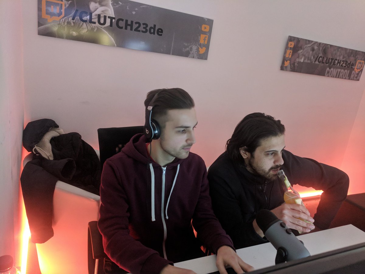 clutchunited's tweet photo. It's Friday, it's #FIFA18, it's #weekendleague time - business as usual in der Clutch23.Arena. Full house am octagon, neue Talente in der Kurve &amp; @_Denii_10 am schwitzen on-stream - nachher noch 1on1 Turnier um ne 20€ PSN #teamclutch https://t.co/W8AT8qVqrh