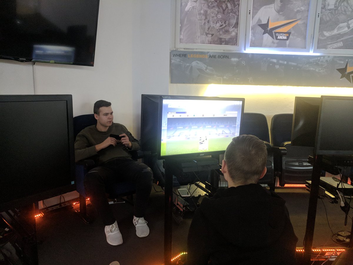 clutchunited's tweet photo. It's Friday, it's #FIFA18, it's #weekendleague time - business as usual in der Clutch23.Arena. Full house am octagon, neue Talente in der Kurve &amp; @_Denii_10 am schwitzen on-stream - nachher noch 1on1 Turnier um ne 20€ PSN #teamclutch https://t.co/W8AT8qVqrh