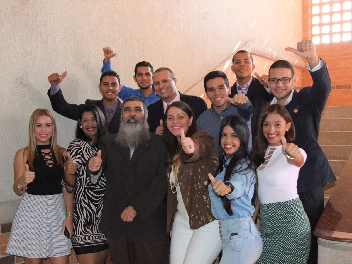 ceujaparagua's tweet photo. La alegría de nuestros participates de Ingeniería de Procesos con su Coordinador el Profesor Bruno Barboline @b3x3b3 #MomentoCEUJAP #Maracy #Aragua #Venezuela #DiplomadosCEUJAP #MetaAlcanzada #RRSS @ceujap https://t.co/SGvSHkhxB3