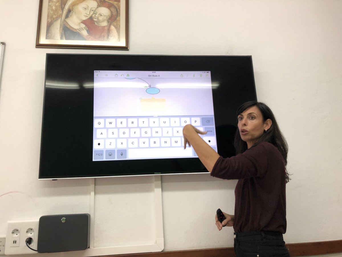 itielleon's tweet photo. Seguimos aprendiendo tras la sesión con @OvSoMa algunas herramientas #TIC del @iPad para #educación con @leticiabolumar de @bananaeducacion en el @buenconsejoll https://t.co/GVp8kBrrkC