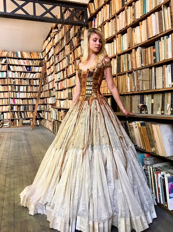 Sylvie Facon has created a dress made from the spines of books! 😍 Wow! 
Imagine rocking up to work in this..