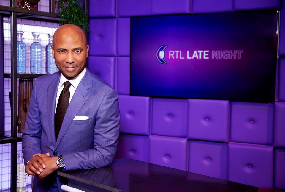 Allmixedup_Live's tweet photo. Vanavond bij @RTLLateNight : een voorproefje van 'De Betere Jaren'.

Speciaal voor zijn vader schreef @driejs-zanger Jan Dulles de nieuwe single, 
‘De Betere Jaren’ en daarmee treedt hij op tijdens @Allmixedup_Live - 
Hét Comedy Concert van het jaar!

https://t.co/GNMMVWktkq https://t.co/BqqJJqLt8d