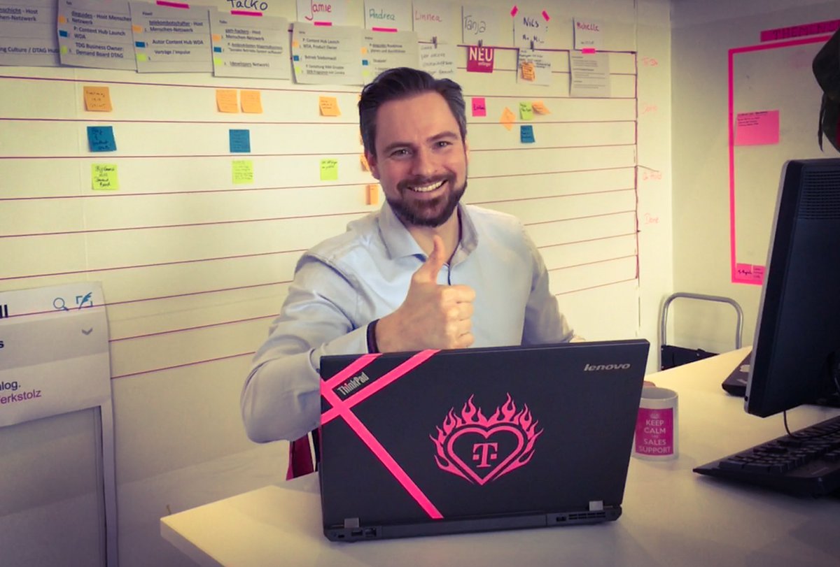 alexluyken's tweet photo. So sieht der Laptop eines Menschen aus, der für seinen Job und seine Firma brennt 🔥. Danke @NilsKlu fürs pimpen!

#telekombotschafter #telekomwall https://t.co/6BTGwgE4la