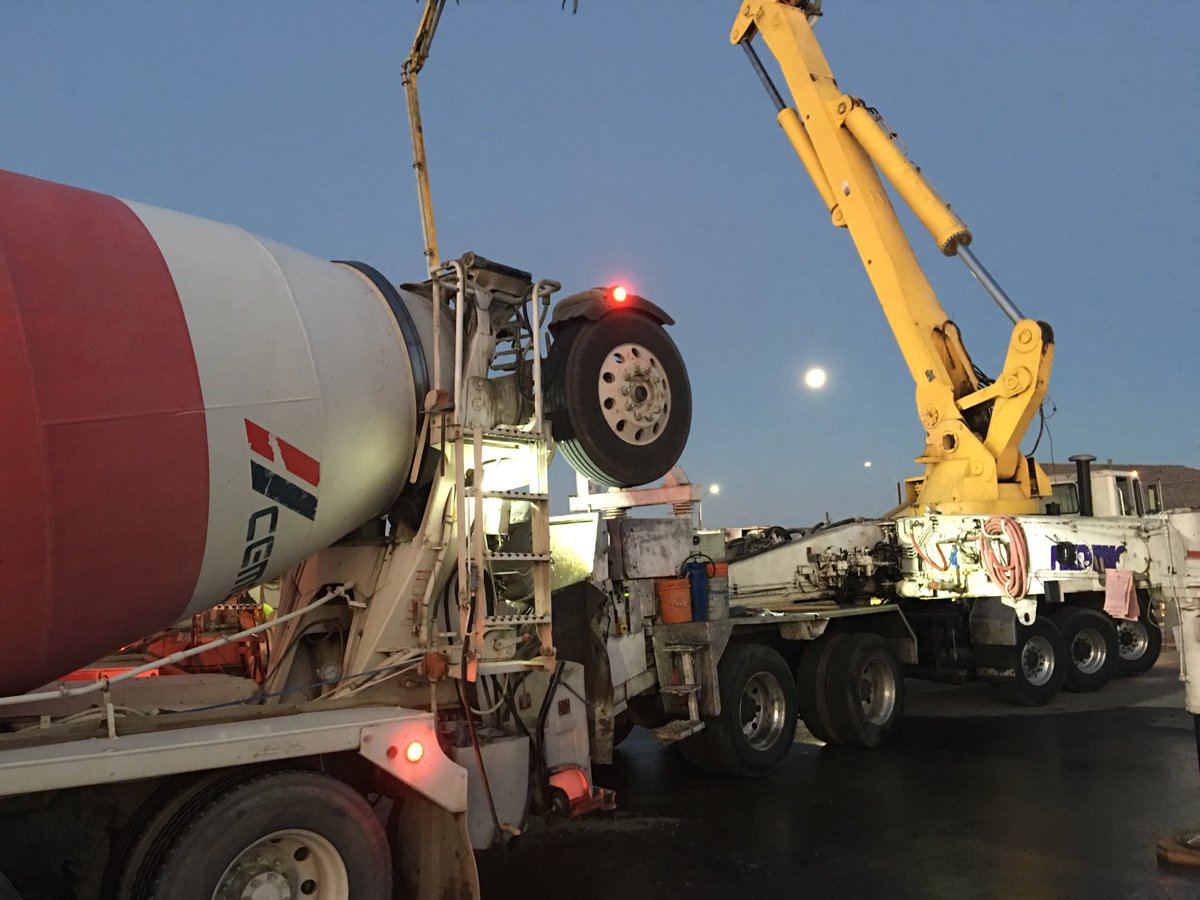 MoCemex's tweet photo. Bad moon rising. Great morning pour in Phoenix. #GoCemex https://t.co/J2y3jYHZ48