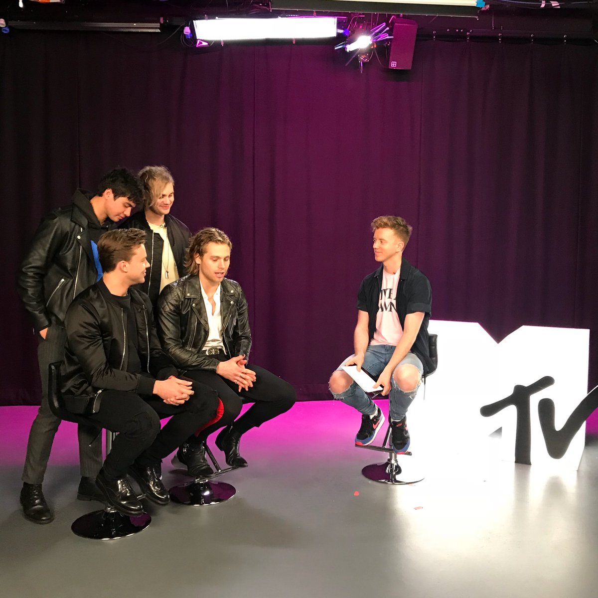 MTVMusicUK's tweet photo. WE’RE LIVE WITH @5SOS ❤️ Tune in here >>> https://t.co/nskCuDz3LR https://t.co/RGtuCw3oxU