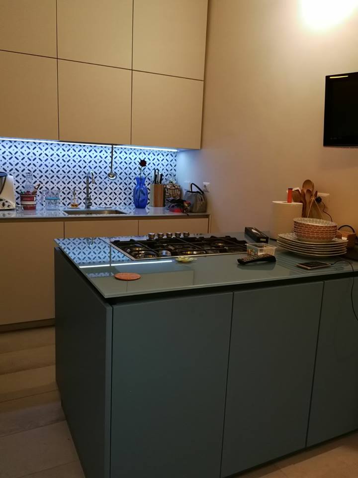 Ecoepoque's tweet photo. Ecoepoque firma pezzi #unici, creando e personalizzando qualsiasi tipo di arredamento, come i mobili di questa #cucina moderna: base in #legno laccato e top in #vetro extrachiaro retroverniciato.
  📞 3274408395 - 📧 info@ecoepoque.com https://t.co/2AVYZg0kJs https://t.co/jSYpTBV34v
