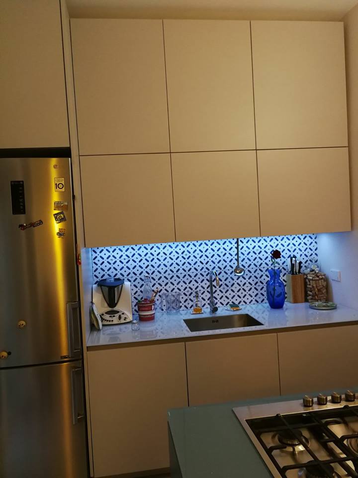 Ecoepoque's tweet photo. Ecoepoque firma pezzi #unici, creando e personalizzando qualsiasi tipo di arredamento, come i mobili di questa #cucina moderna: base in #legno laccato e top in #vetro extrachiaro retroverniciato.
  📞 3274408395 - 📧 info@ecoepoque.com https://t.co/2AVYZg0kJs https://t.co/jSYpTBV34v