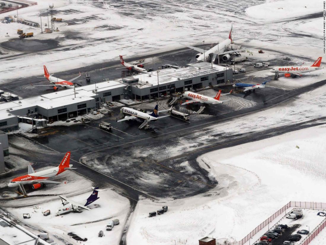 Fresh heavy snow brings more chaos to parts of Europe, with hundreds of flights affected and weather warnings issued across the continent cnn.it/2Fgodid