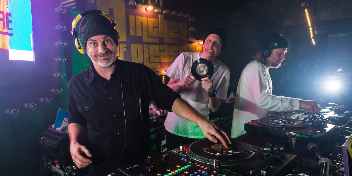 MonsterEnergyCa's tweet photo. Monster's #VinylRitchie is RevelSTOKED to be returning to the @TraverseRevy on the #7InchesOfPleasure tour with his pals @djillo & @MatTheAlien #All45s #LittleRecordsBigSound @PKsound @StokeFM https://t.co/NcLvj4UdNK